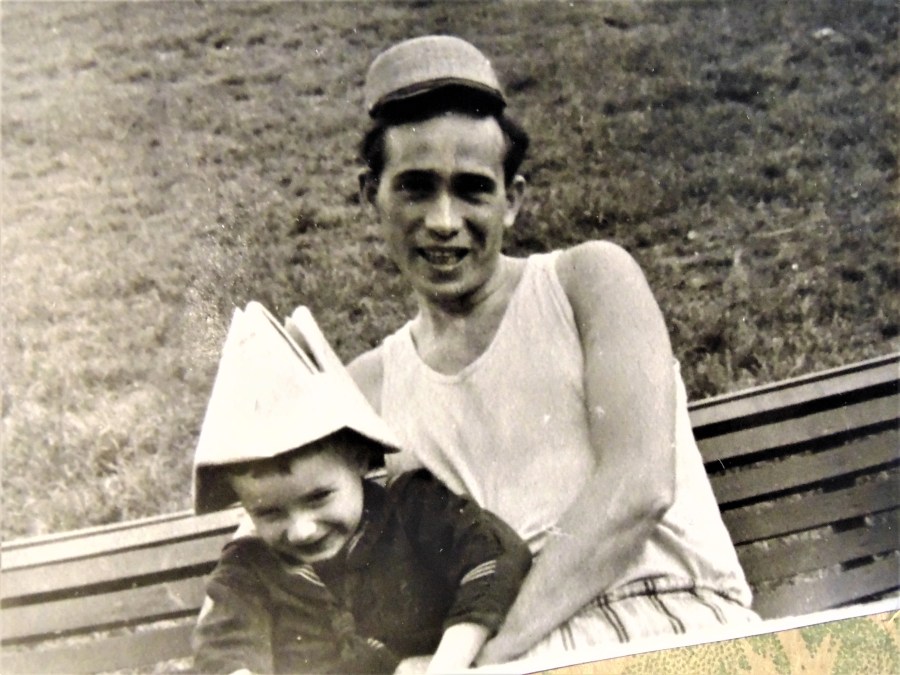 Поменялся с сыном шапками